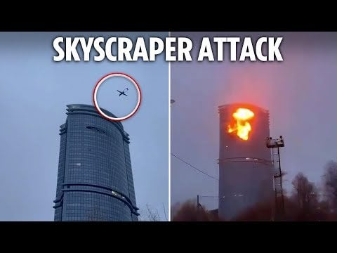 飛行機ドローンがロシアの高層ビルを一斉攻撃し、大爆発を引き起こした瞬間