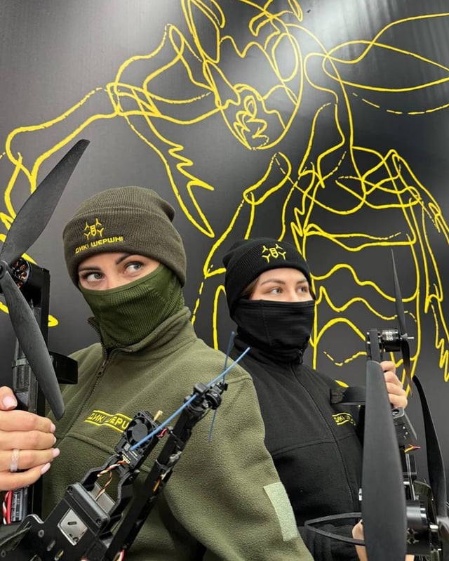 ワイルド・ホーネッツ・カンパニーは新しいグッズの写真を公開した。同社は現在、ウクライナ兵士にドローンと防寒着を提供している。 2024年12月