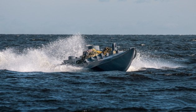 ウクライナの海上ドローンがロシアのヘリコプターと交戦、はしけに衝突 - 生映像