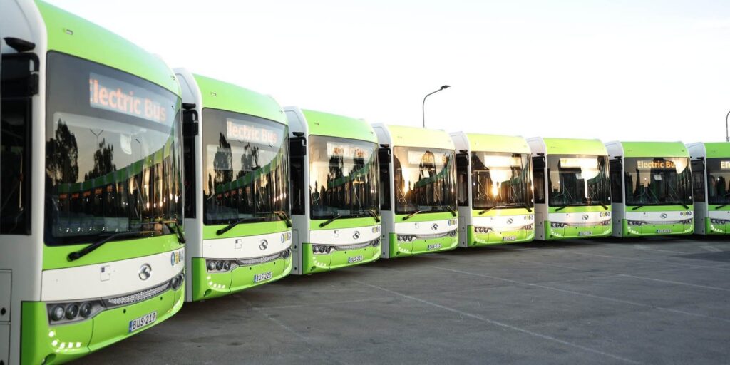 マルタの公共交通機関を変革するために9,000万ユーロのバス電化プロジェクトが開始! 🚍⚡