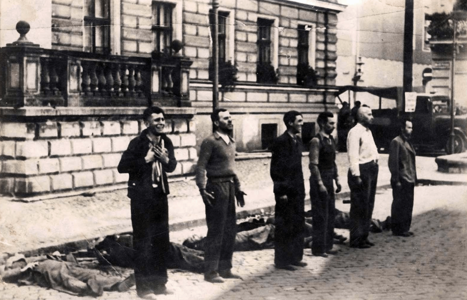 ドイツの銃殺隊によって殺害される直前のポーランド人男性6人。バイドッグシュチュ。 1939 年 9 月 9 日。
