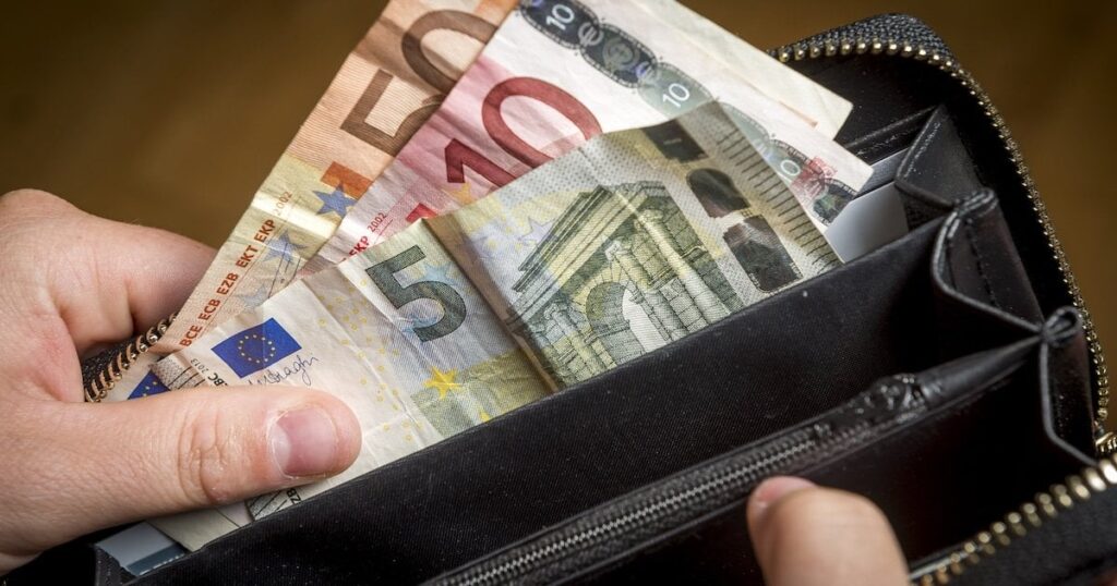 銀行はアドバイスを思いつく：地政学的脅威を避けるために自宅に現金があることを確認してください