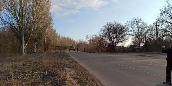 2022年2月27日：非武装の民間人のグループがザポリージャ地方のドニプロルドネでロシア戦車を停止させた。その戦車兵は市長のエフヘニー・マトヴェエフだった。その後占領者らは彼を誘拐し、2年以上にわたって拷問して殺害した。彼の遺体は最近の捕虜交換の際に返還された。