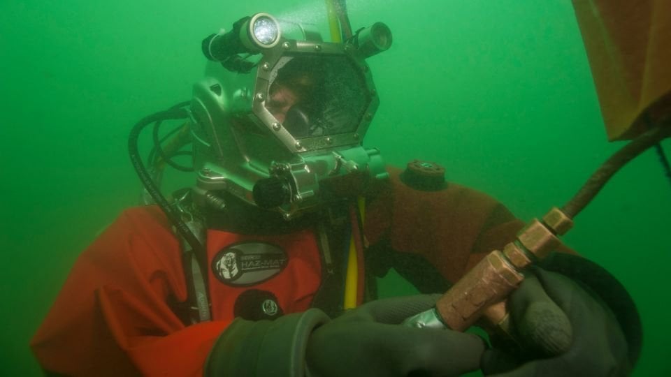 フィンランド警察、海底送電ケーブルの損傷を受けてバルト海の海底に「引きずり跡」があることを確認：線路は数十キロメートルにわたって引きずられている。欠落している左舷側アンカーがまだ見つかりません。