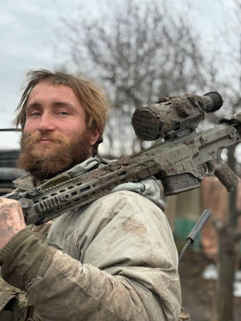 泥だらけのバレット MRAD スナイパーライフルを持つオペレーター - ウクライナ特殊作戦軍の特殊作戦センター「西」 (「イザスラフ ムスティスラヴィチ王子」) 所属。