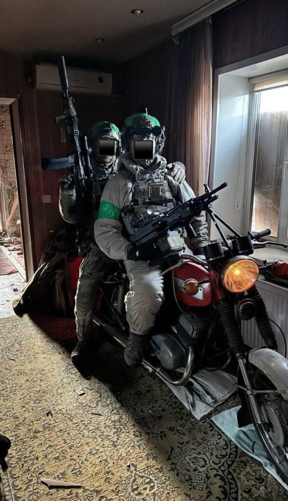 チェコのジャワ 350 バイクに乗るウクライナ (DIU - SOF) 特殊作戦チーム。運転手は米国から供給されたM249 SAW機関銃を所持している。