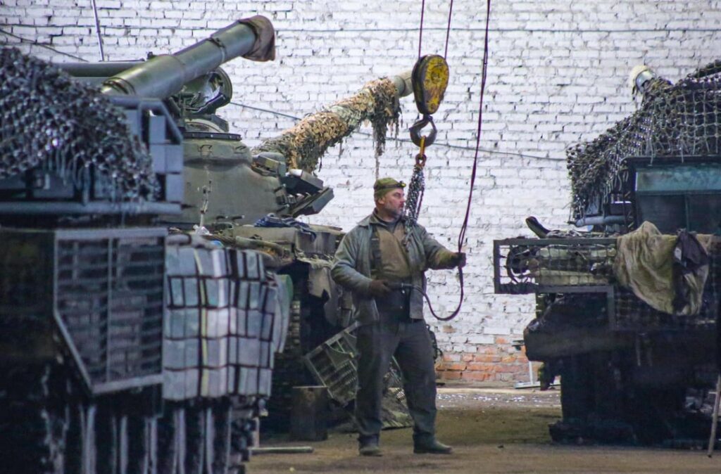 ウクライナ軍第 3 独立戦車旅団の整備部隊のメンバー。戦闘で損傷した戦車を修理し、さらなる作戦に備えます。
