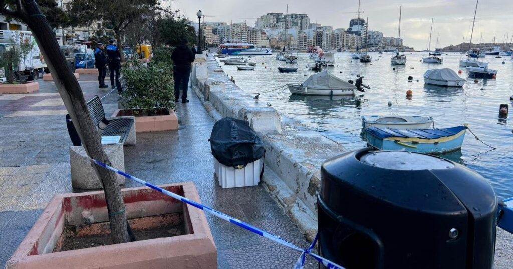 グジラ遊歩道沖の海でスーツケースの中に遺体が発見される