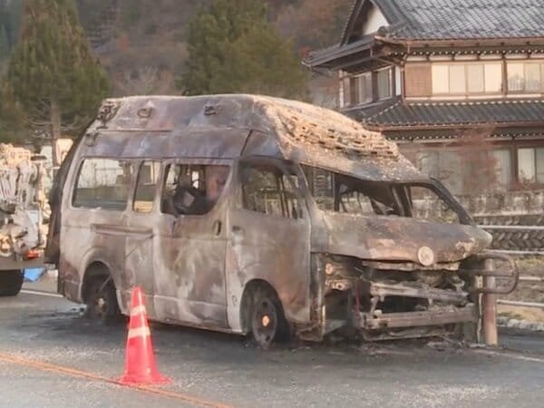 救急車が黒コゲに…患者を搬送した帰りにガードパイプに衝突し炎上 乗っていた医師や看護師ら男女3人ケガ 岐阜県下呂市