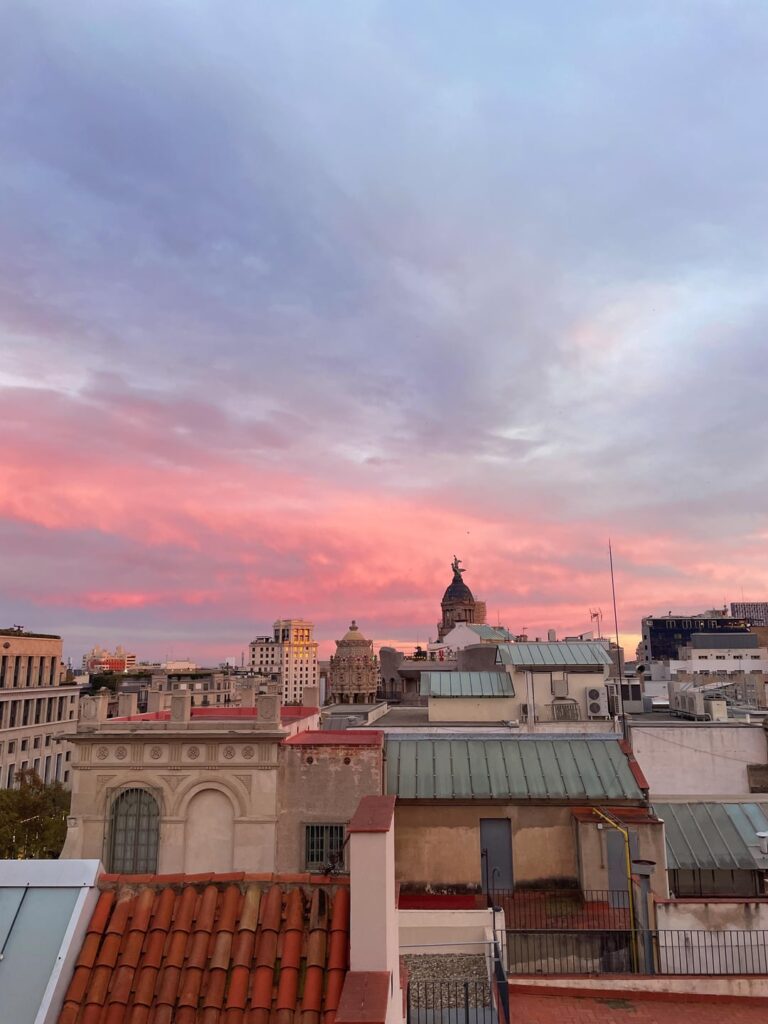 バルセロナの屋上の夕日 🌆