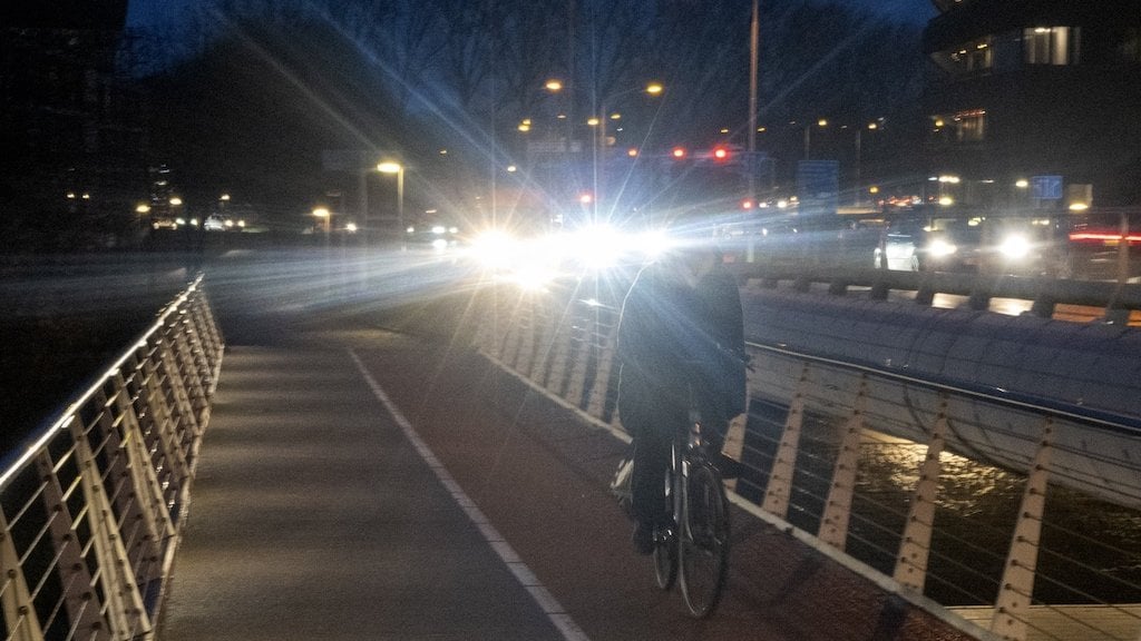 自動ハイビームは歩行者や自転車に乗る人を目隠しします、ANWB 関係