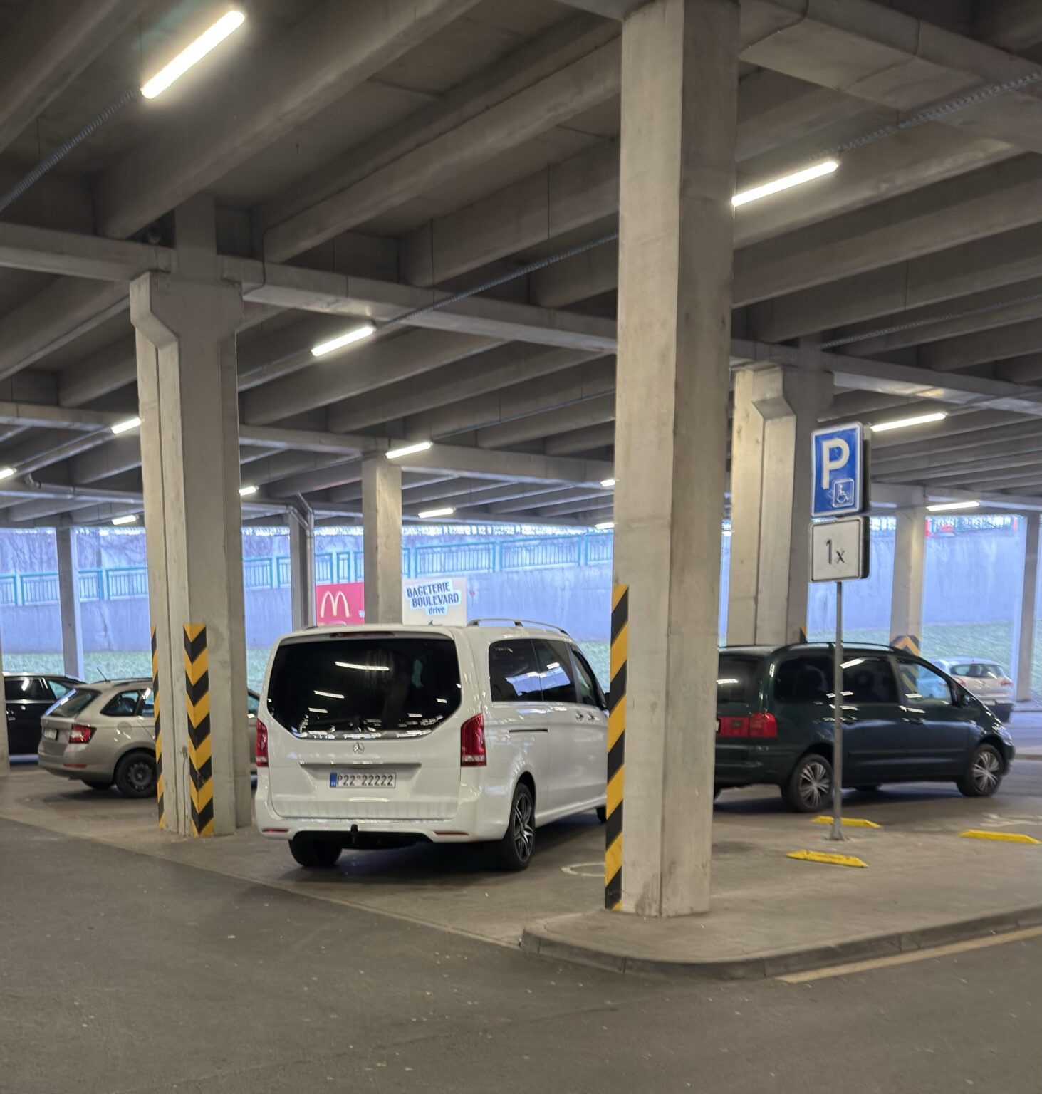 なぜ人々は鶏のように駐車しなければならないのでしょうか？
