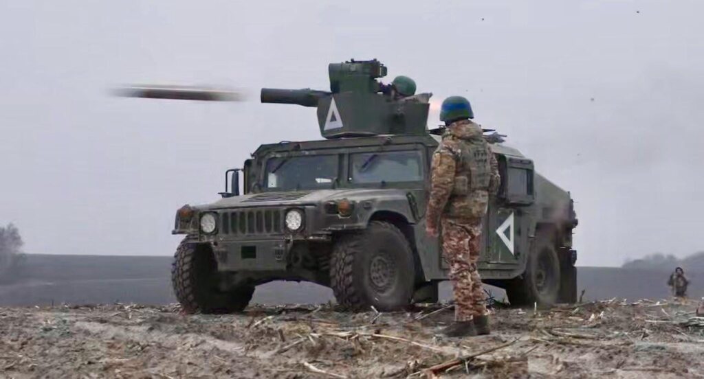 米国がウクライナ軍から供給した M1167 対戦車 HMMWV、TOW-2B 対戦車誘導ミサイル (ATGM) を発射。