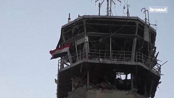 イスラエル軍がイエメンの「フーシ派掌握」首都空港を空爆 WHOテドロス事務局長が滞在中も無事