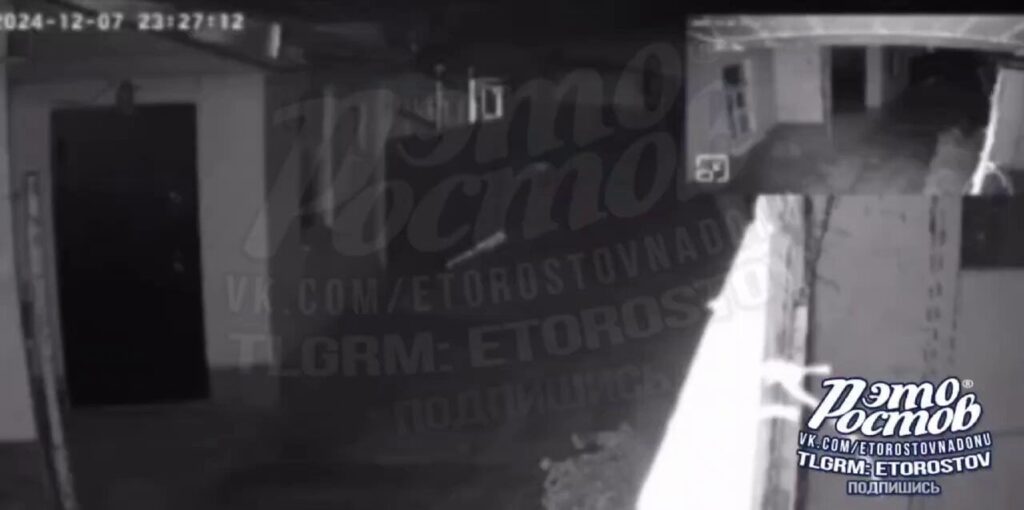 ロシアのタガンログ❗今夜、大きな爆発音💥が監視カメラに映っていました。多くの地域で車の警報器が鳴りました。地元住民によると、タガンログ上空で少なくとも６回の爆発音が聞こえたという。その前にドローンのエンジン音が聞こえた。