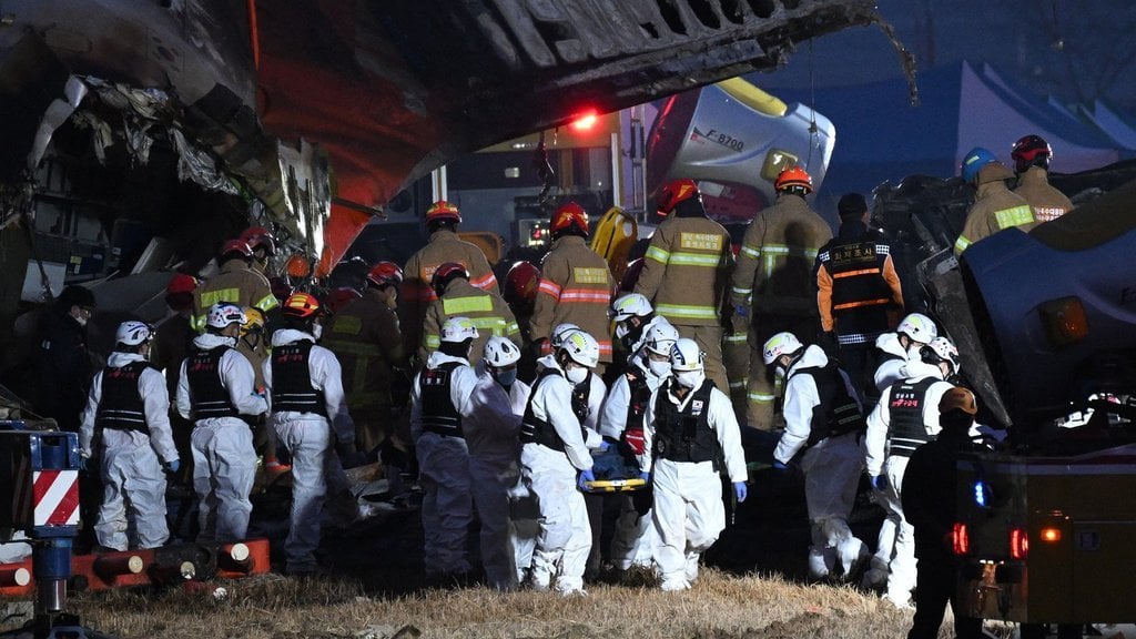 多くのパズルがあります: 飛行機は車輪なしで着陸しました、高速で、壁が滑走路に近すぎます