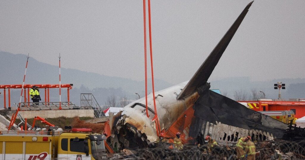 韓国旅客機事故 炎上の同型機が着陸装置の異常で空港に引き返し | 毎日新聞