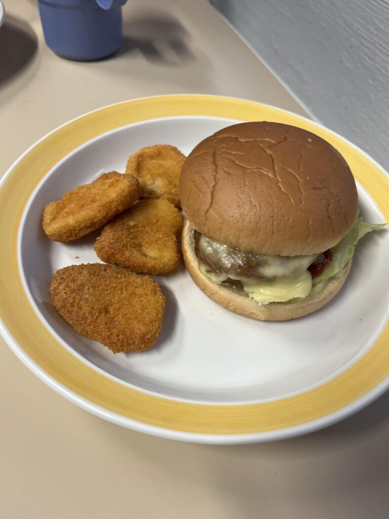 独立記念日の前日の学校の昼食はハンバーガーです（笑）