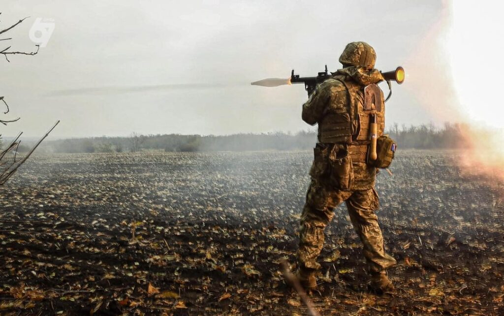 ウクライナ軍の第 67 独立機械化旅団の兵士たちが、RPG や PKM 機関銃などの装備で訓練を受けています。