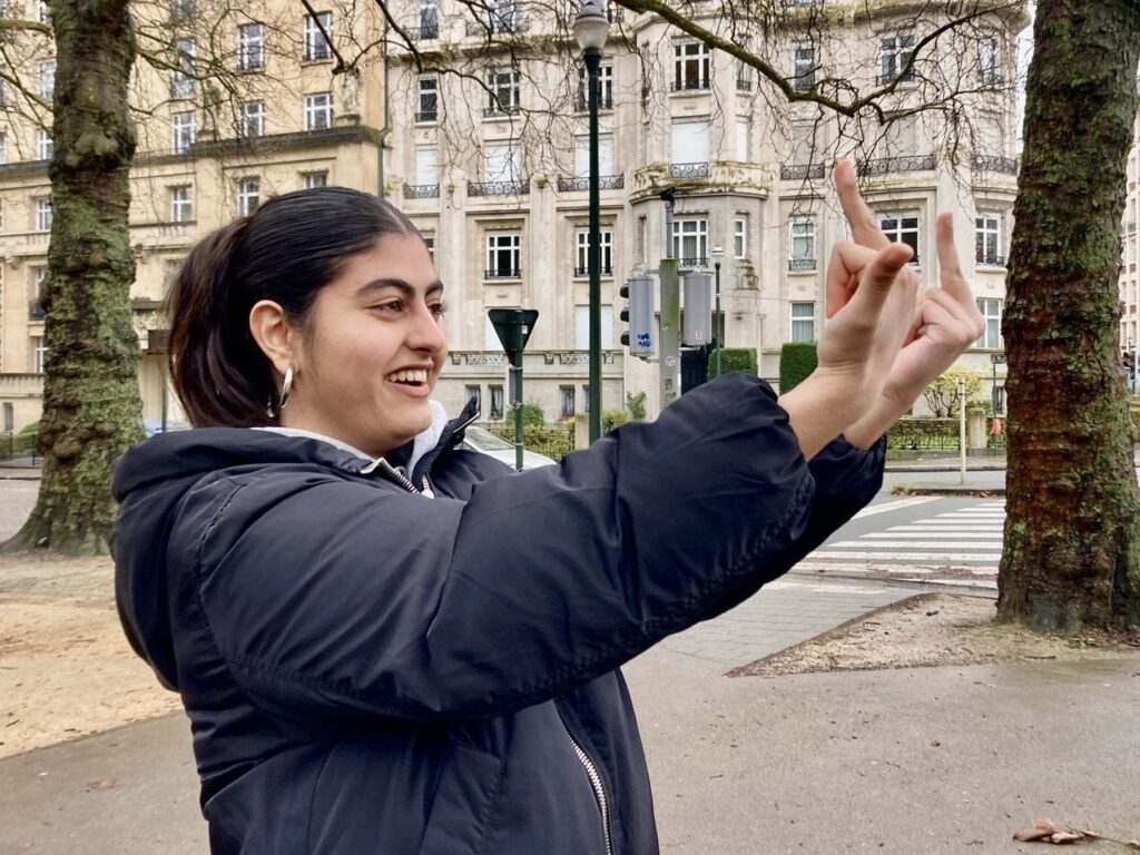 このシリア系ベルギー人の十代の少女は、シリア戦争と同じ年齢であり、すべての人の自由を夢見ています。