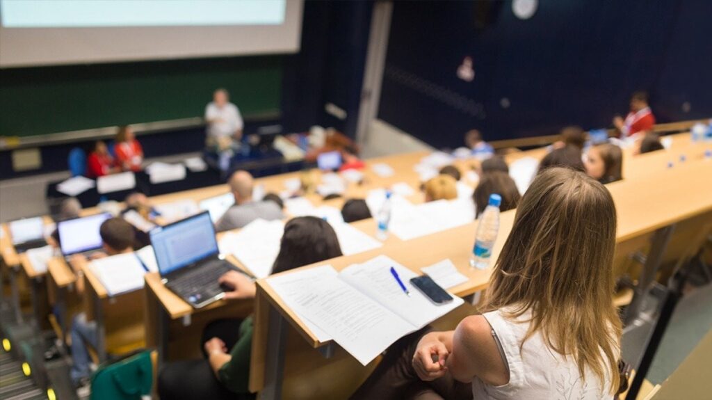 外国語に関する大学の答え: 前進すべきか、それとも利益の人質になるべきか?
