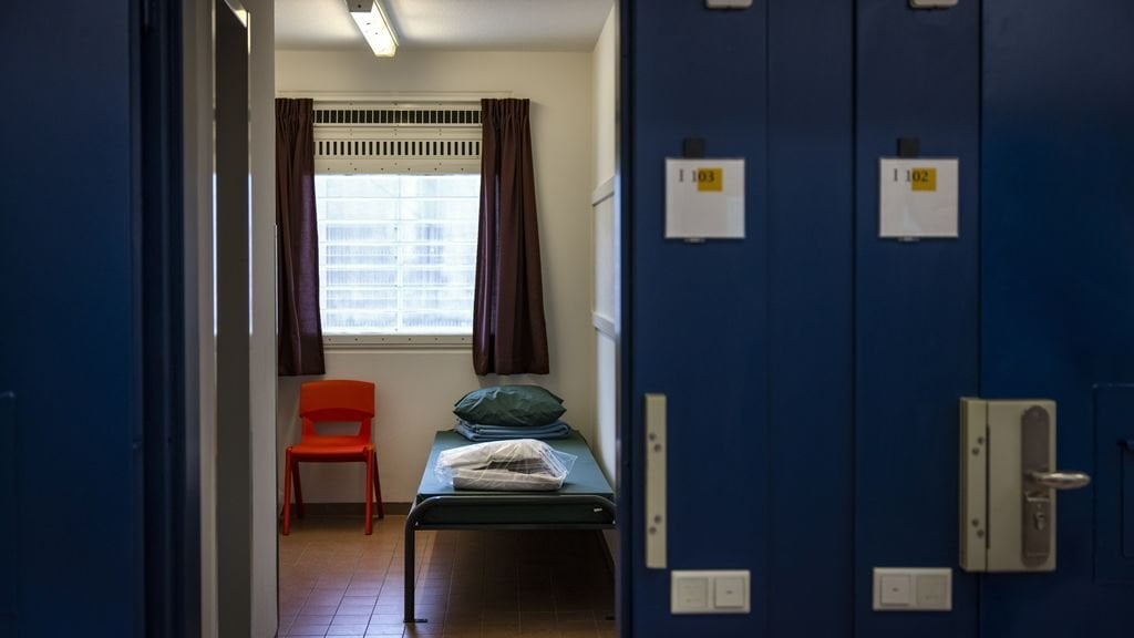「刑務所は満員」、拘留者は3日早く帰宅