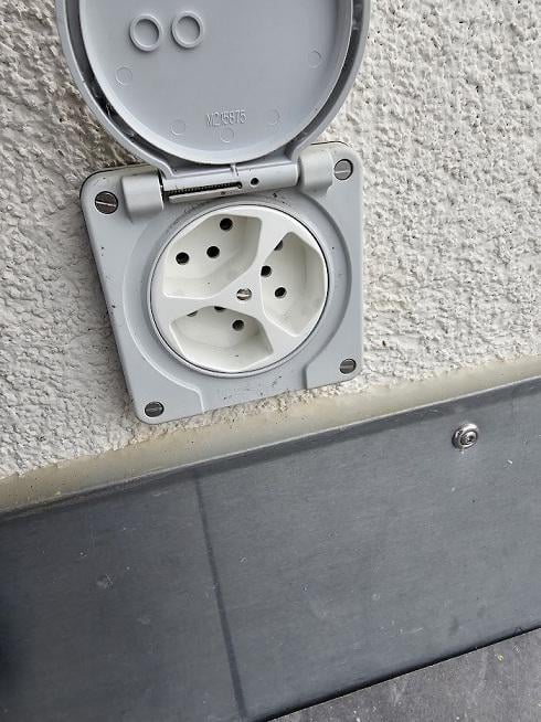 これらの屋外コンセントを使用中に防水状態に保つ方法はありますか?