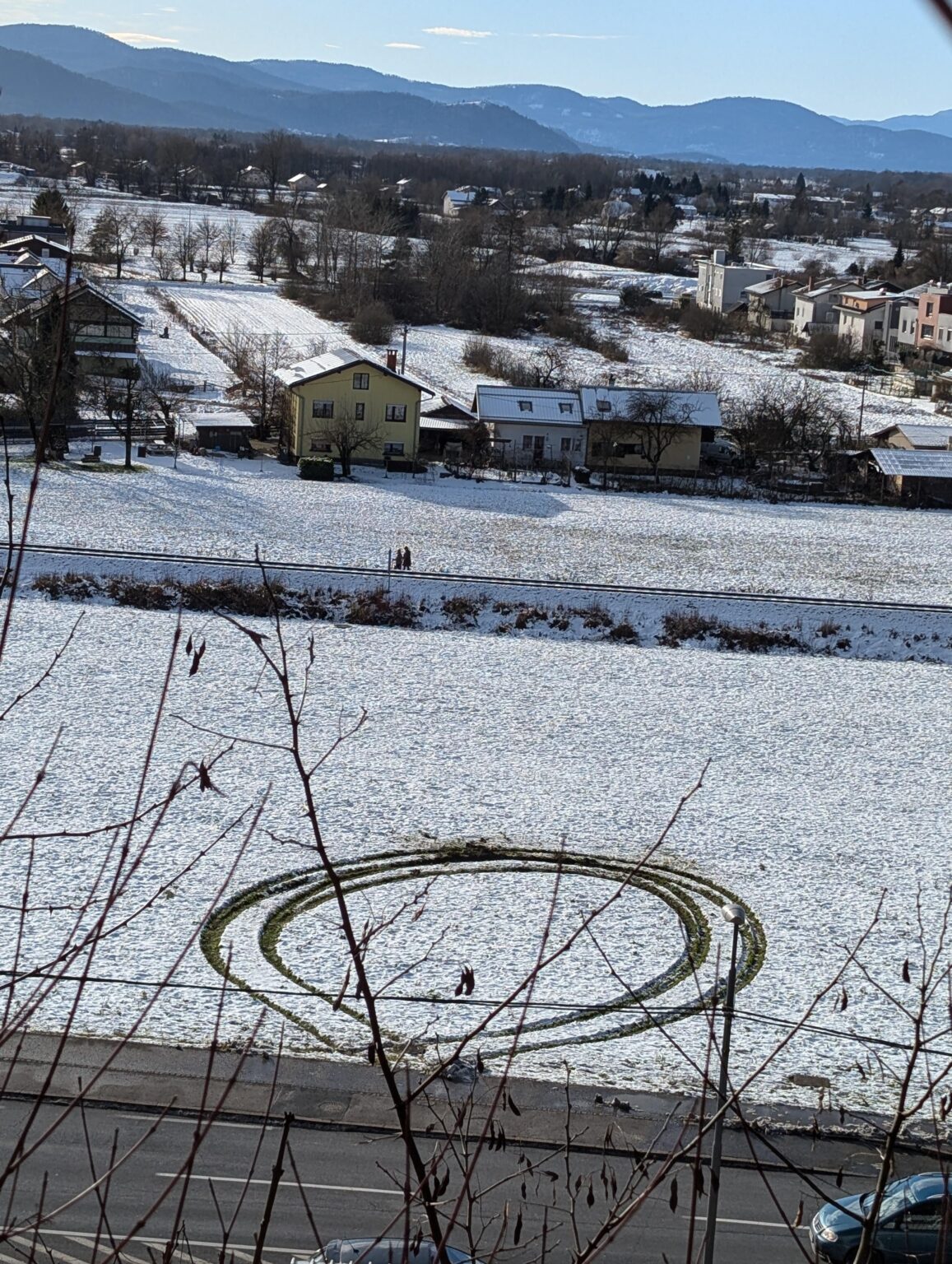 雪の中の輪