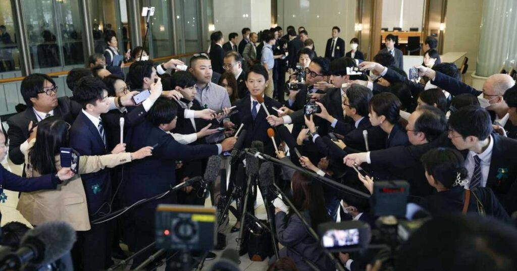 刑事告発された斎藤兵庫知事、正面玄関避けて登庁し取材対応せず 午後に対応へ ― 大学教授や弁護士から2日、公職選挙法違反（買収）罪で告発