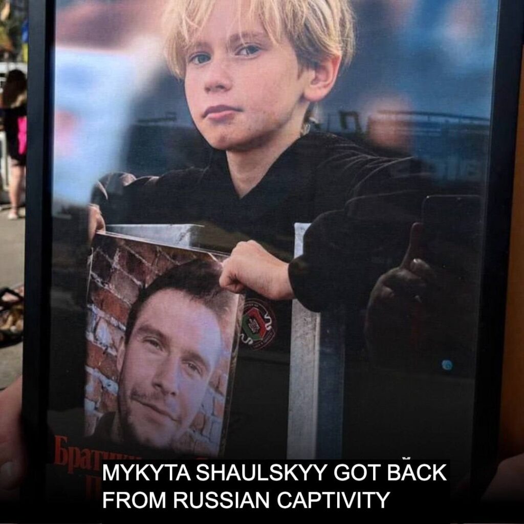 12歳の少年マクシム・シャウルスキー君は3か月前、祖母とともにロシアのミサイルで死亡した。彼は、当時ロシアに捕らわれていた弟のミキタを抱き締めることを夢見ていた。昨日、Mykyta が家に帰ってきました。残念ながら、小さなマクシム君はロシアのせいで天国からしかそれを見ることはできないだろう。