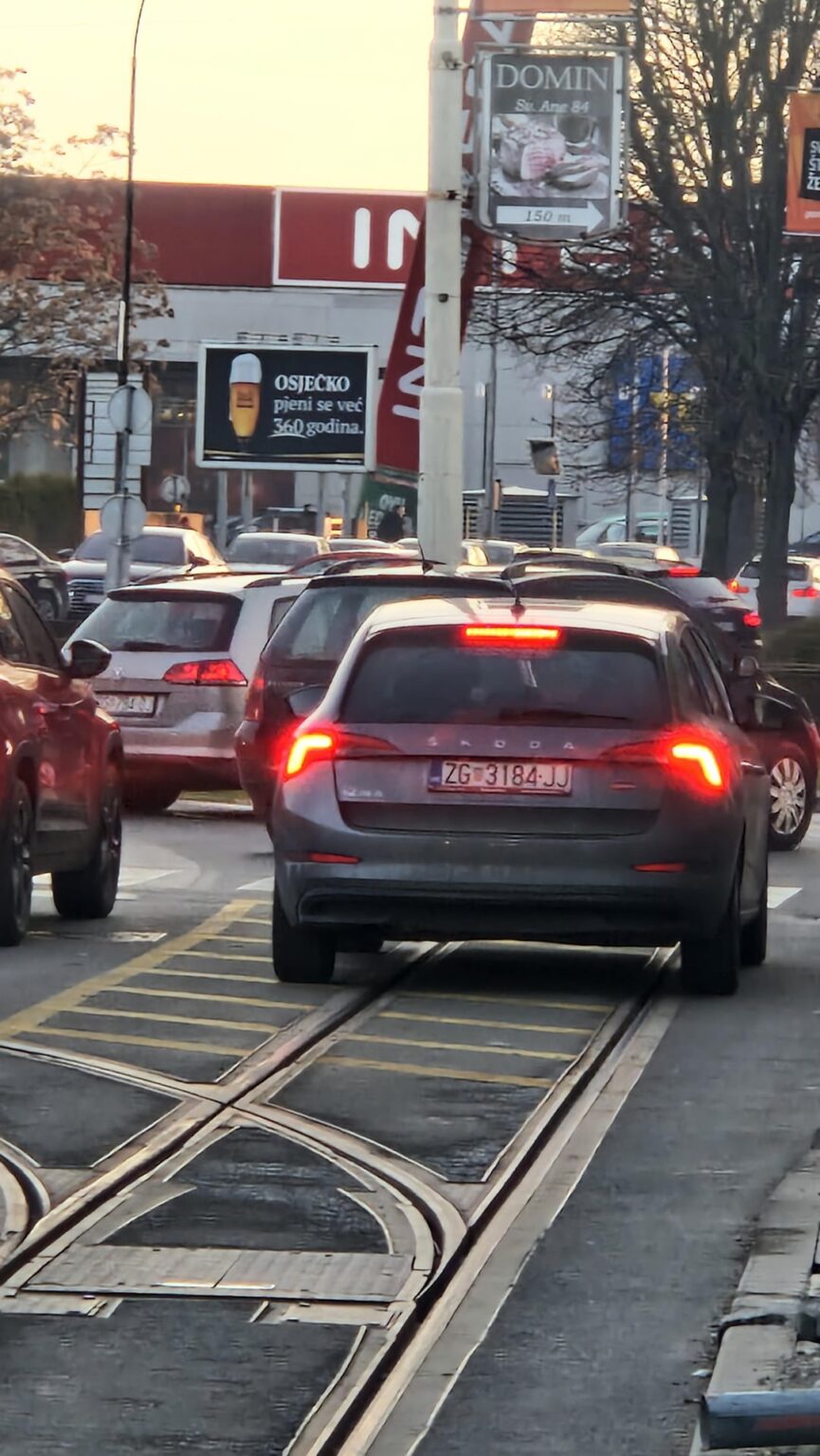 オシエク - 車は列を突き破るためにバスと路面電車の車線を走行します。 MUPレポートが拒否されました