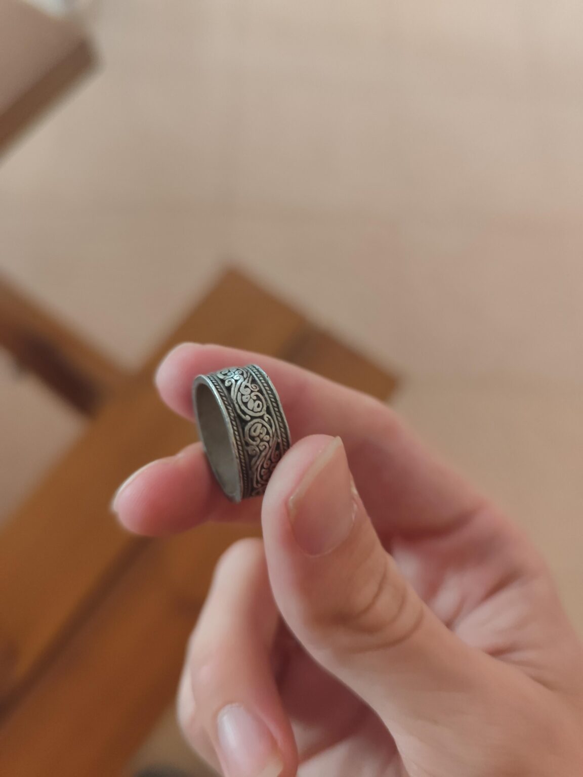 この指輪を見た人はいますか？