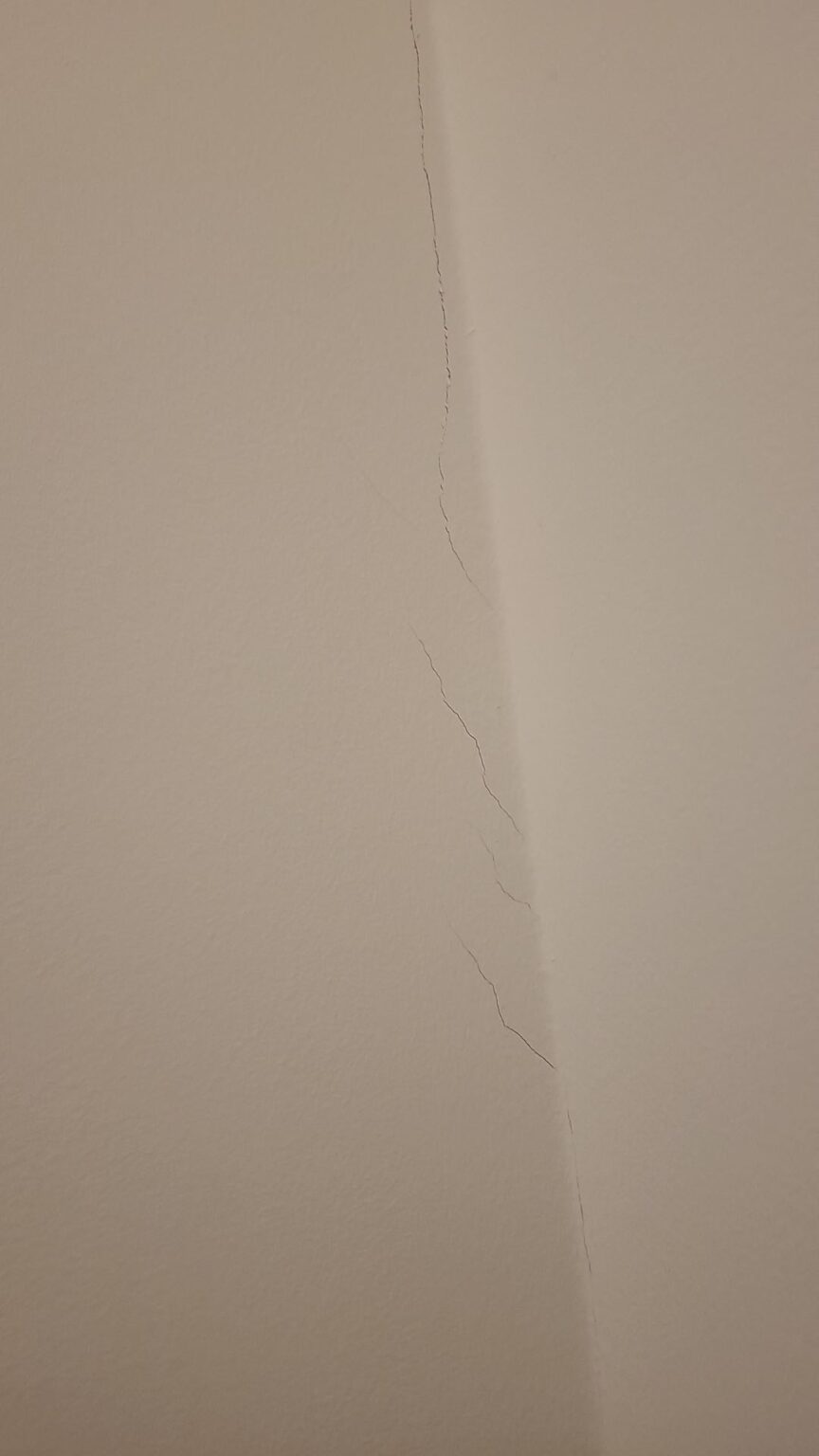 部屋の壁に突然亀裂が入ったので助けてください。どうすればいいのかわかりません… 部屋の壁に突然亀裂が入ったので助けてください。どうすればいいのかわかりません...