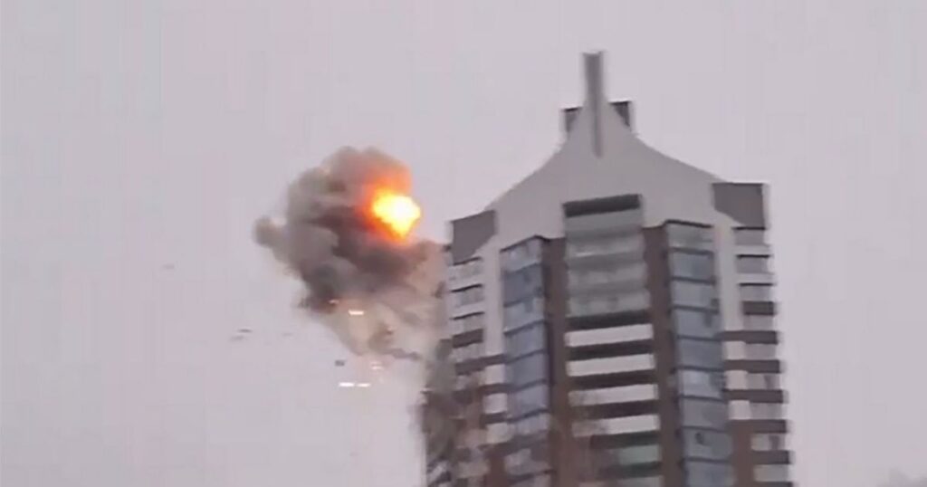 「ウクライナの無人機」の攻撃でロシアの高層ビルが爆発で破壊