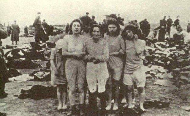 ラトビア、リエパーヤのユダヤ人ゲットーで射殺される前のユダヤ人女性と少女、1941年12月15～17日