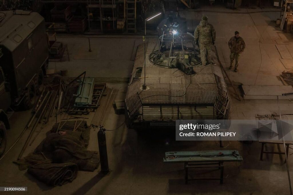 ウクライナ軍による BMP-1 歩兵戦闘車 (IFV) への対ドローン保護装置の設置プロセス。
