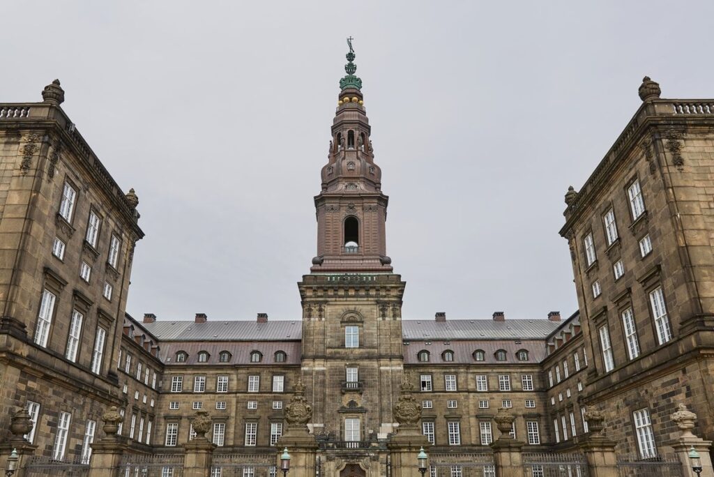 クリスチャンスボーで大学院改革に関する公開公聴会「教育制度と企業の競争力を賭けたギャンブルだ」