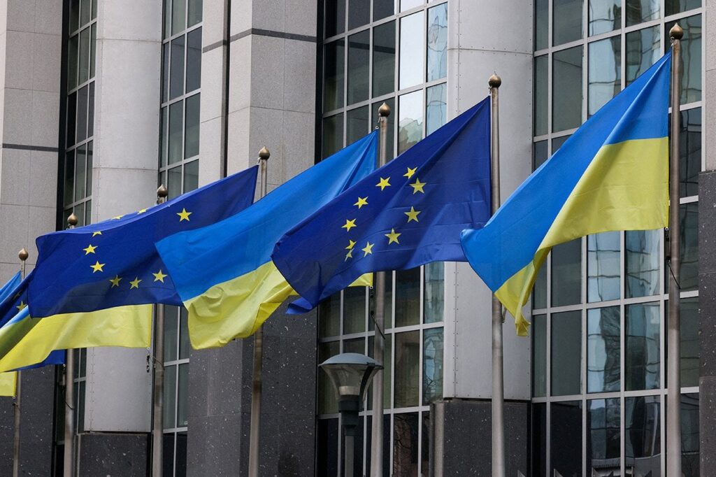 EUは2025年のウクライナ支援に300億ユーロを割り当てる。その中にはEUの前例のないウクライナ支援資金として凍結されたロシア資産からの181億ユーロが含まれているとEU首脳会議後にエスプレソ特派員が報じた。 EU諸国によると、ロシアが戦争を停止するまで、ロシアのブロックされた資産は凍結されたままとなる。