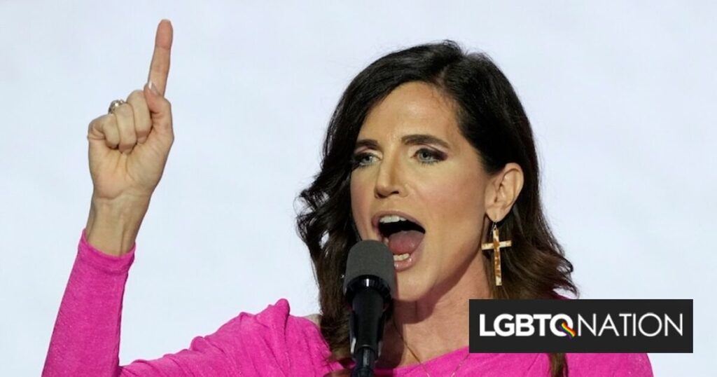 ナンシー・メイスが別の女性と唇を重ねているところをビデオに撮られた。メイスはトランスジェンダーの権利に反対するキリスト教徒として名を馳せた。しかし彼女の過去が注目を集めている。