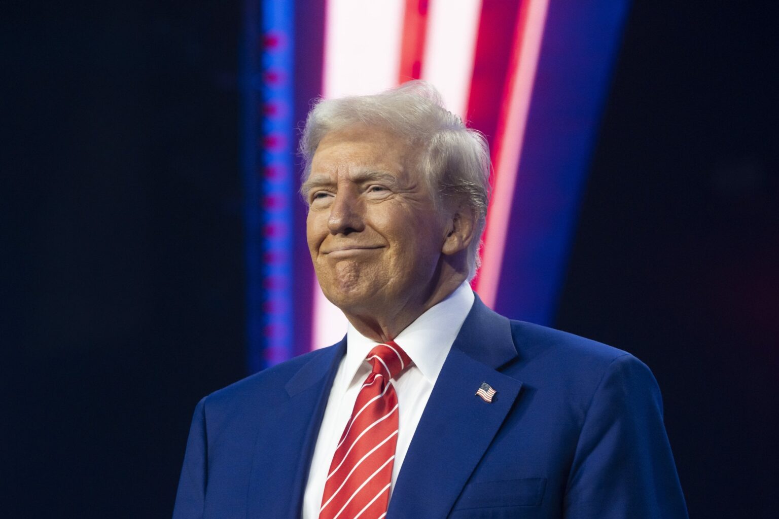 トランプ大統領、ビル・ゲイツ氏にマール・ア・ラーゴ訪問を要請されたと発言 プライベートメッセージ目的と思われるソーシャル投稿の奇妙な真実