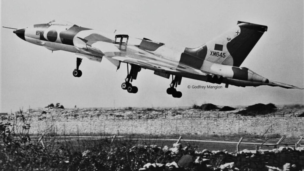 イギリス空軍のアブロ バルカン B2 XM645 は、マルタのイギリス空軍ルアへの最後の進入となりました。