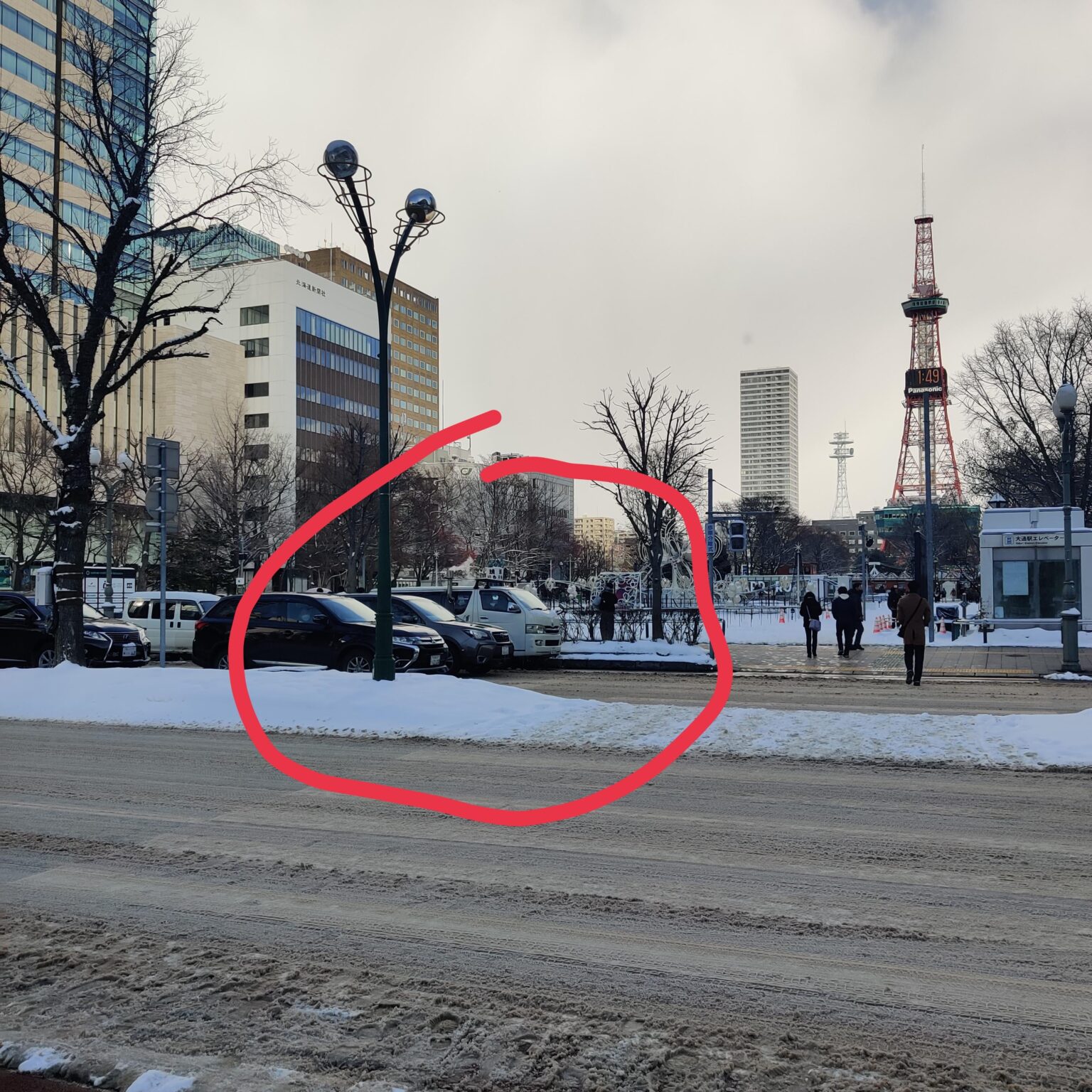 外国人「札幌の大通公園でいつも謎の呪文を唱えてるこの男は何者なの？」