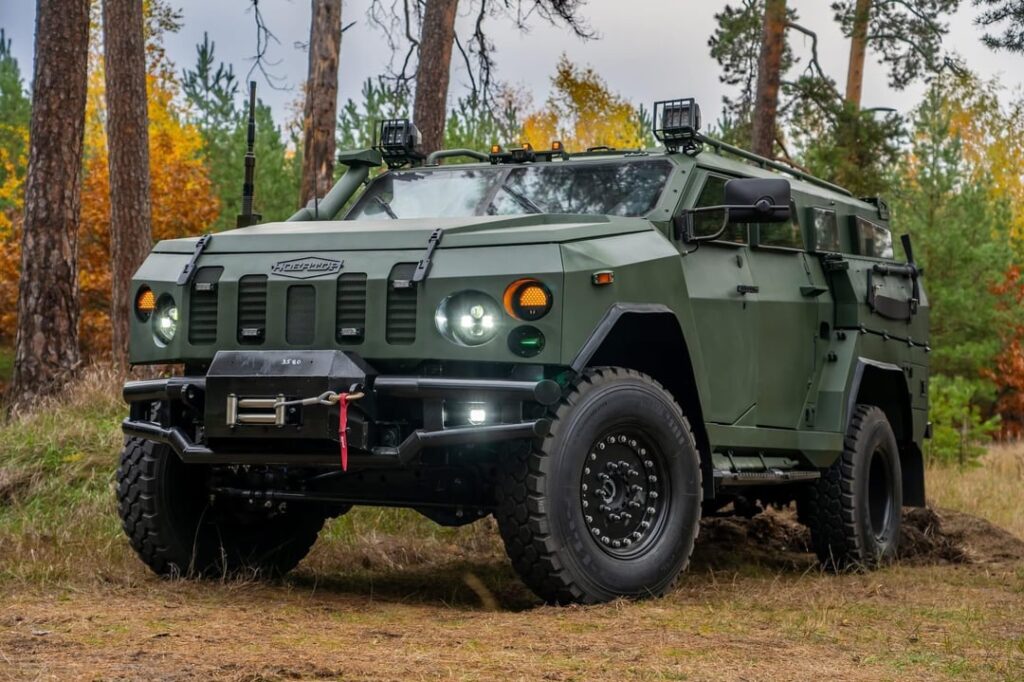 ウクライナの Armor LLC 会社は、Novator-2 装甲車両に基づいて指揮幕僚車両 (CSV) を開発、製造しました。