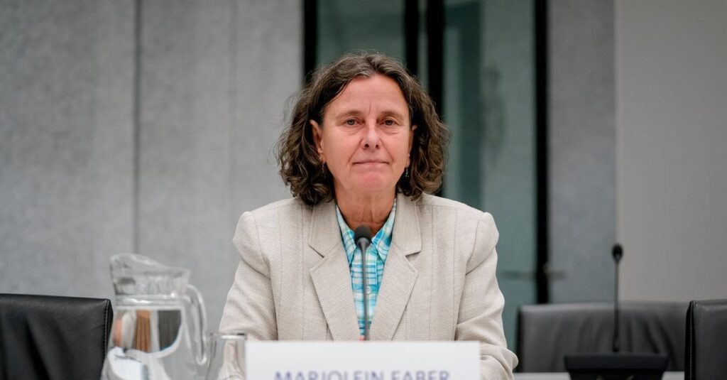 公務員にとってとらえどころがなく、外の世界にアクセスできない：ファーバー大臣は「完全に異常な」行動をし​​ている