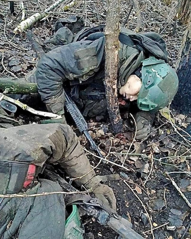 クルスク地域で破壊されたKPA（朝鮮人民軍）兵士の写真2枚。