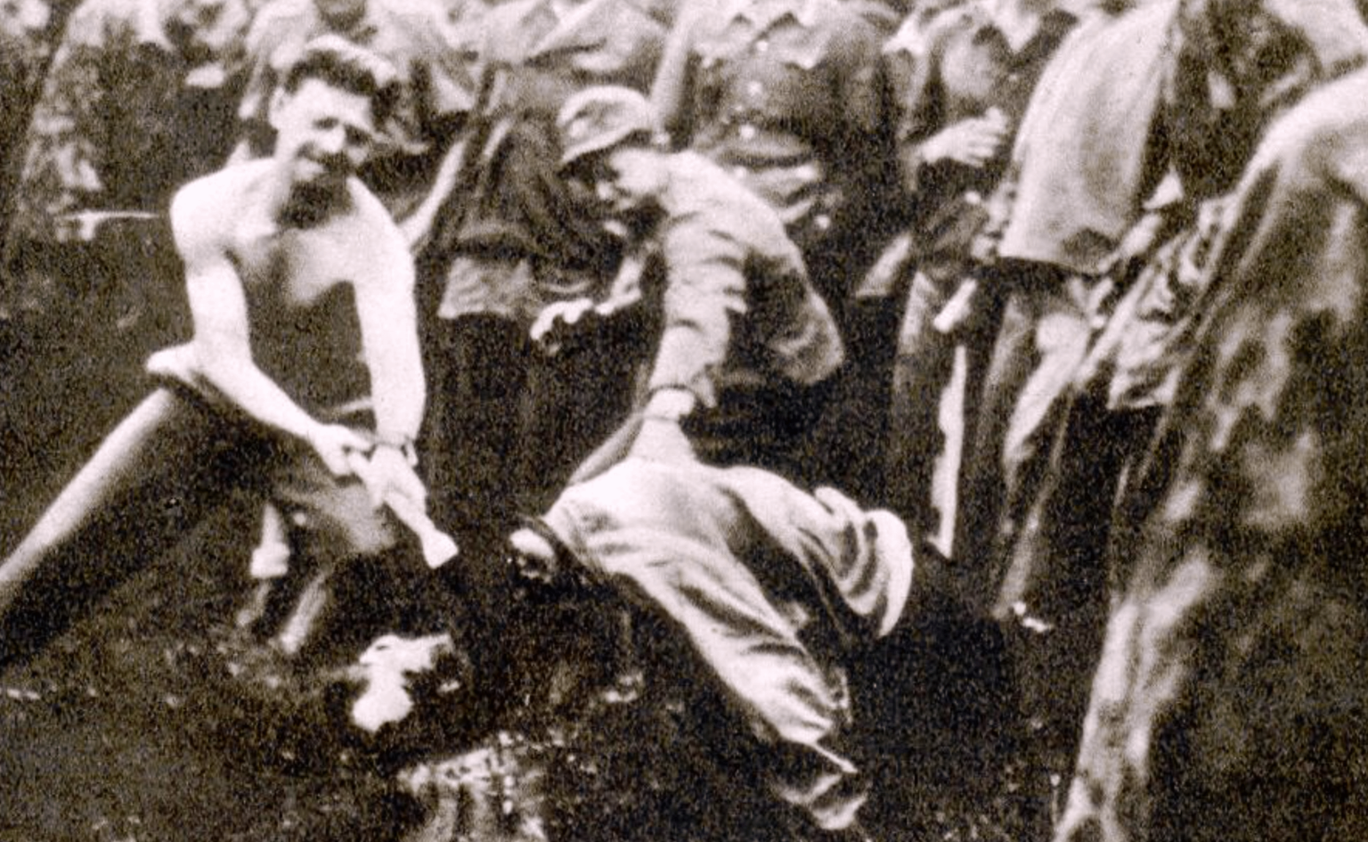 親衛隊兵士が斧で捕虜を斬首する。イドリヤ、スロベニア。 1944 年 6 月 11 日。 [2193x1349]。