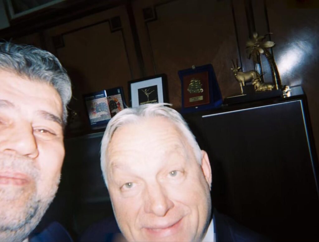 マルセル・シオラクはヴィクトール・オルバンと一緒にセルフィーを撮りました。