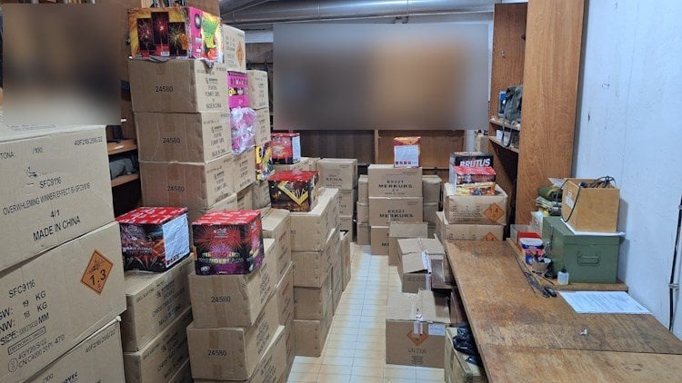 ビデオ / ザグレブの衣料品店に2トンの花火が違法に保管されていた
