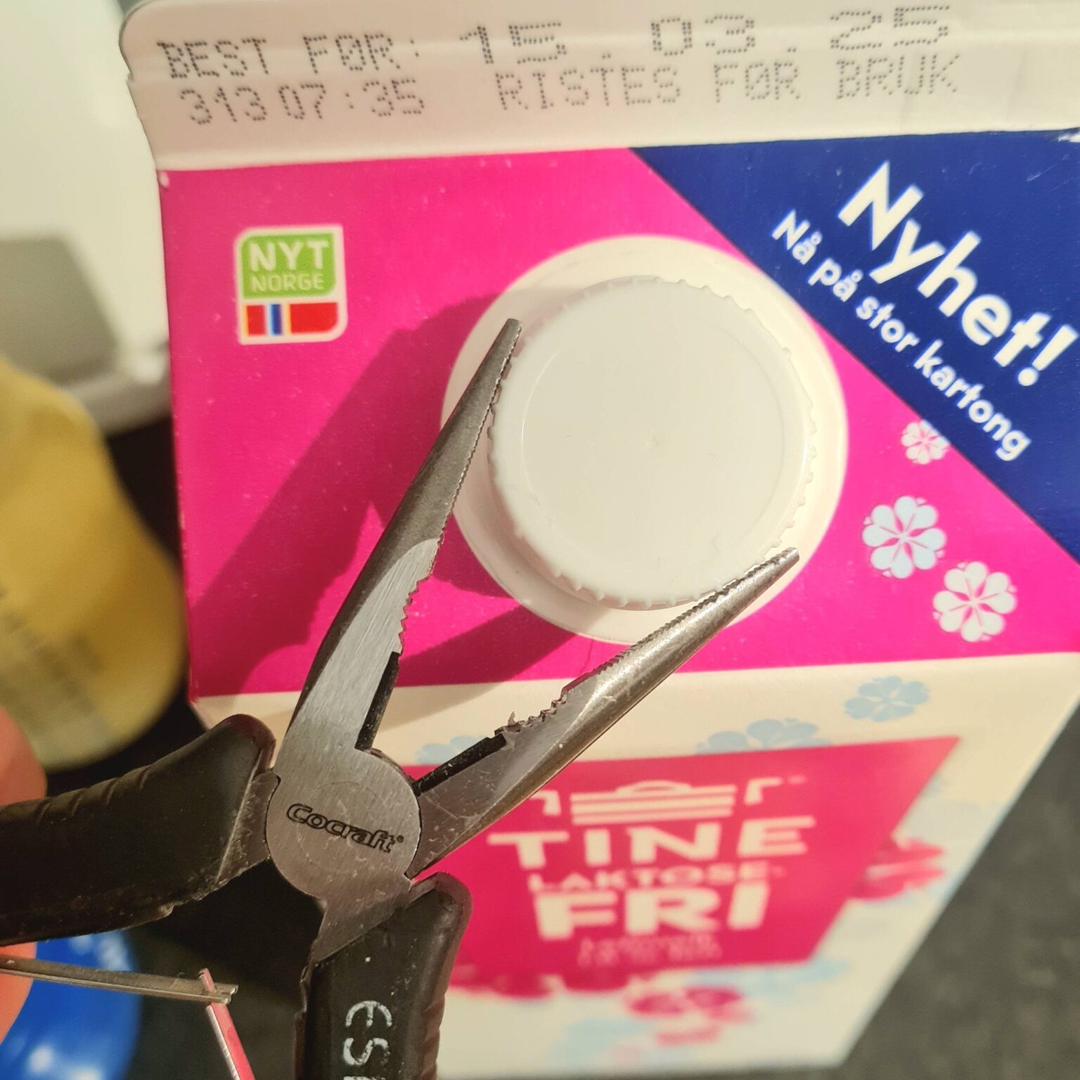 新しいキャップでTineミルクを開けるのに苦労している人はいますか？