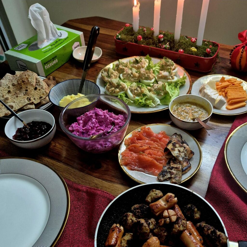 私の小さなスウェーデン風クリスマステーブルをインドで見たいという人がいたので、どうぞ 私の小さなスウェーデン風クリスマステーブルをインドで見たいという人がいたので、どうぞ